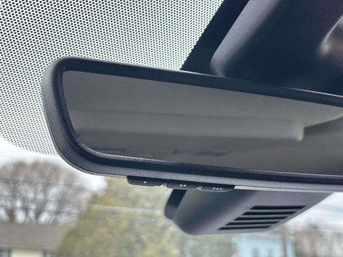 Used 2023 Nissan Titan SV w/ SV Convenience Package image 23