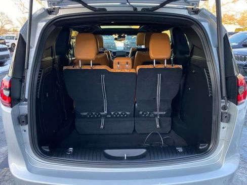 Used 2023 Chrysler Pacifica Pinnacle image 12