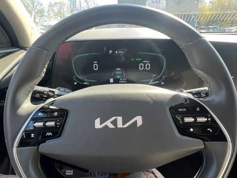 Used 2023 Kia Niro EX Touring image 17