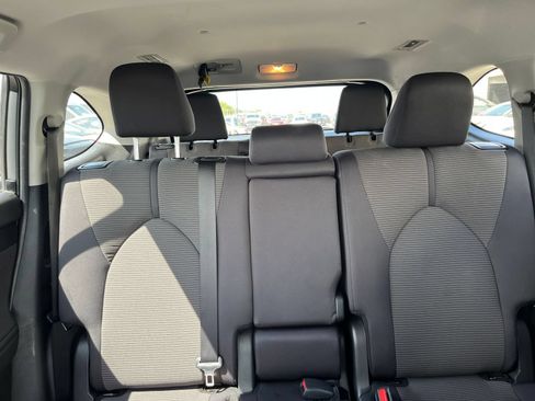 Used 2025 Toyota Highlander LE FWD image 35