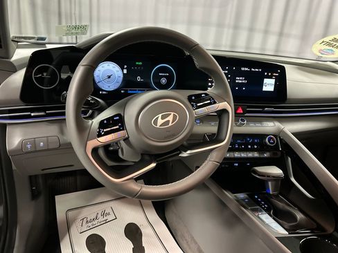 Used 2025 Hyundai Elantra SEL image 13