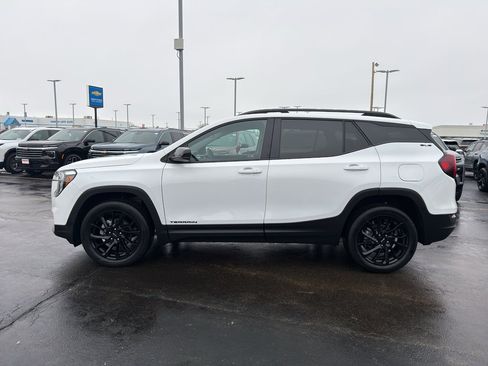 Used 2023 GMC Terrain SLE w/ Driver Convenience Package image 6