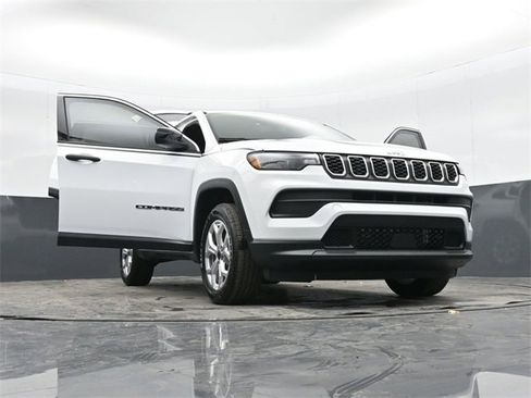 Used 2025 Jeep Compass Sport w/ Mopar Graphics Package image 52