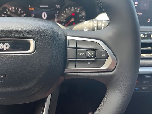 Used 2023 Jeep Compass Latitude AWD/4WD image 19