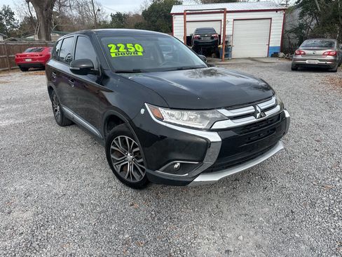 Used 2018 Mitsubishi Outlander SE image 1