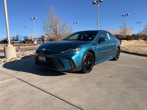 Used 2025 Toyota Camry SE w/ Convenience Package image 3