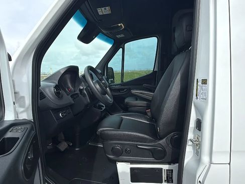 Used 2024 Mercedes-Benz Sprinter 2500 w/ Acoustic Package image 16