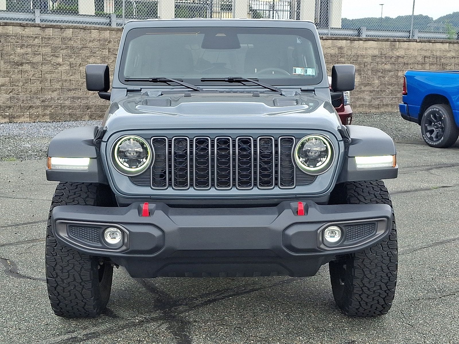 Used 2025 Jeep Wrangler Unlimited Rubicon w/ Convenience Group AWD/4WD image 2