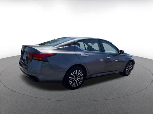 Used 2025 Nissan Altima 2.5 SV FWD image 14
