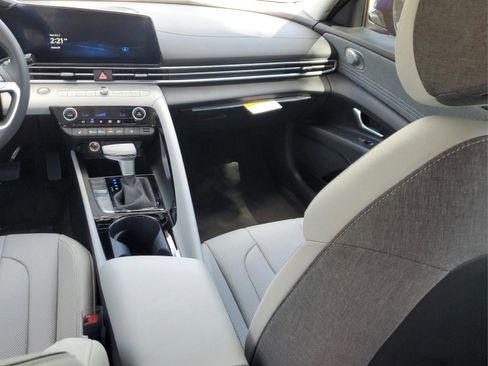 Used 2025 Hyundai Elantra Limited image 11