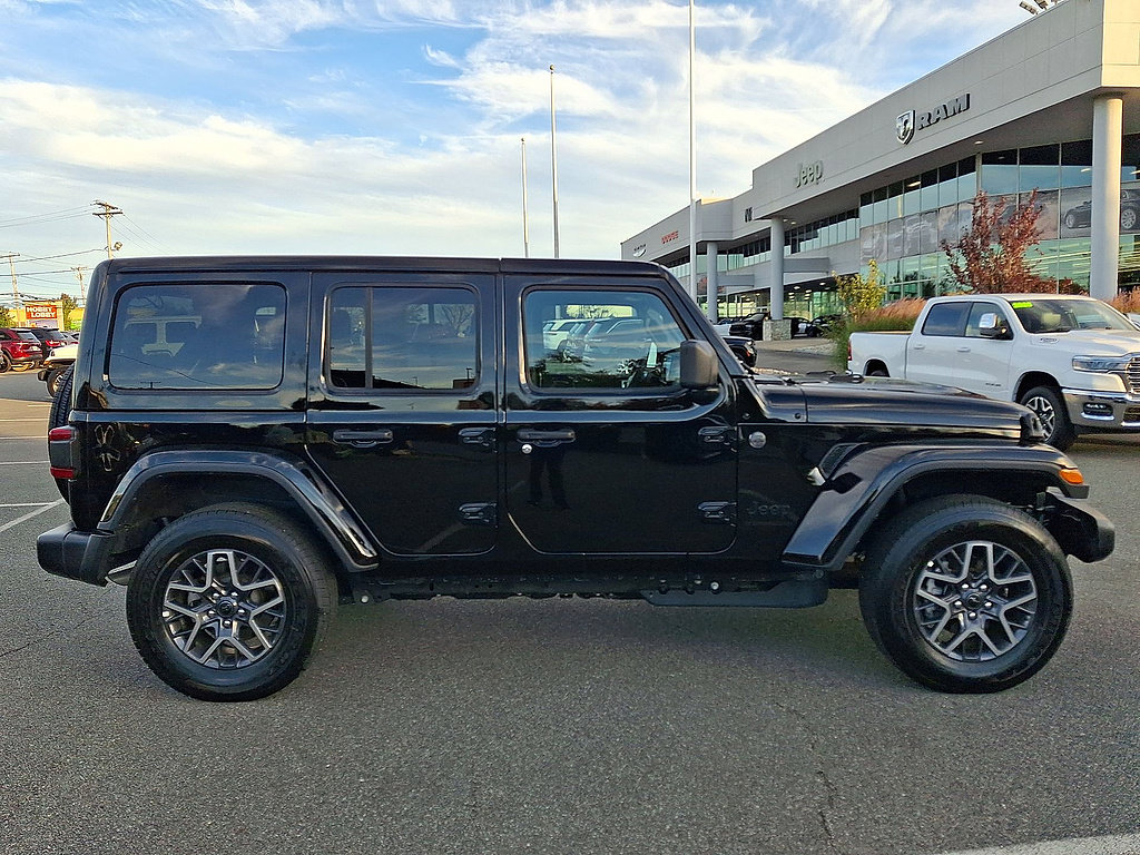 Used 2026 Jeep Wrangler Unlimited Sahara AWD/4WD image 32