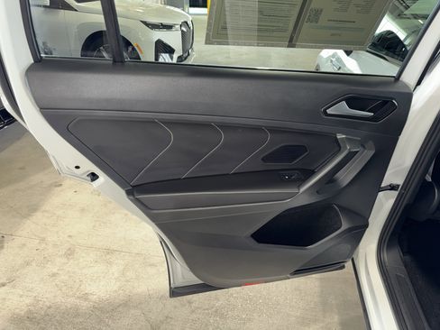 Used 2022 Volkswagen Tiguan SE image 16