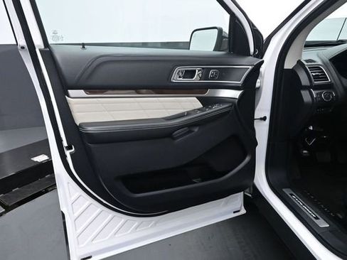 Used 2018 Ford Explorer Platinum AWD/4WD image 12