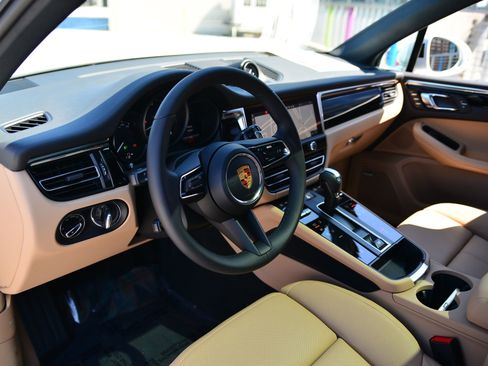 New 2026 Porsche Macan image 4