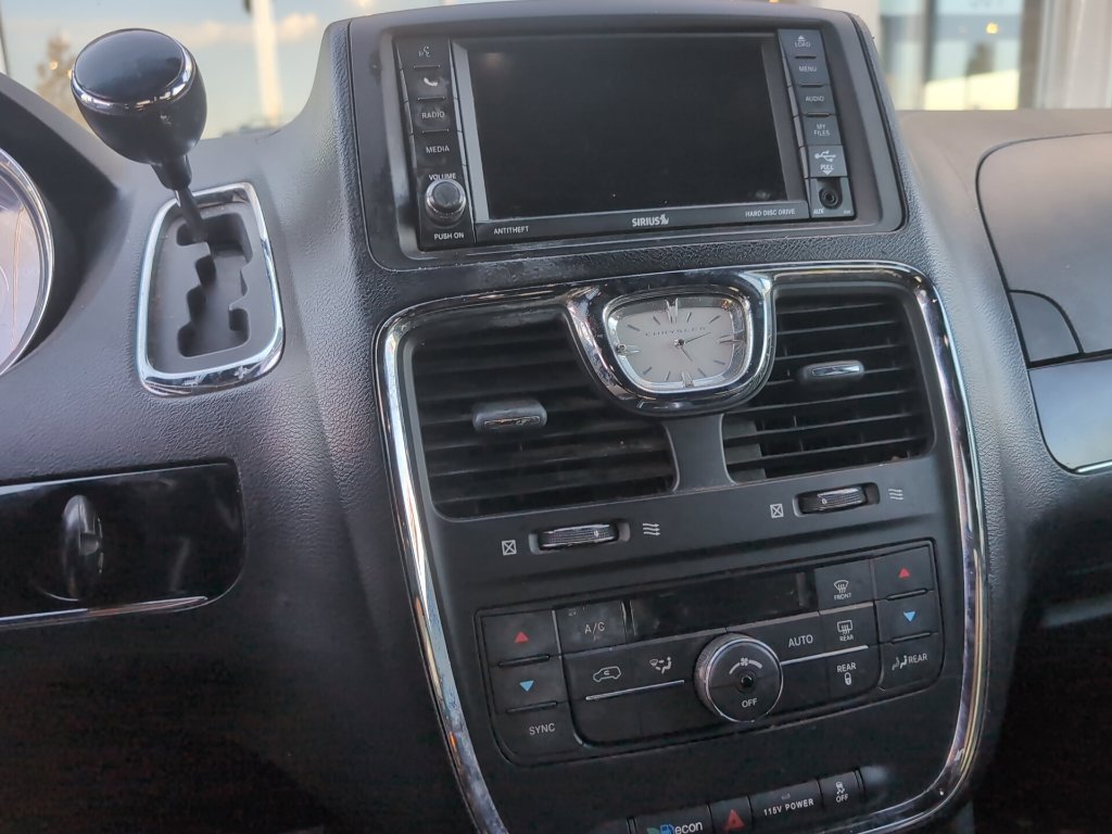 Used 2014 Chrysler Town & Country S FWD image 9