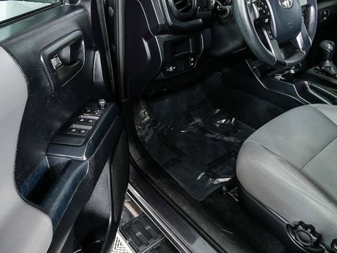 Used 2017 Toyota Tacoma SR image 7