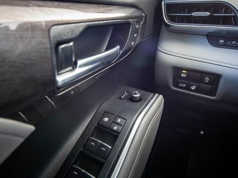 Used 2023 Toyota Highlander Limited image 28