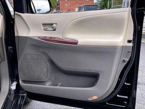 Used 2014 Toyota Sienna XLE FWD image 23