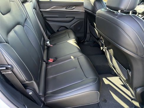 New 2025 Jeep Grand Cherokee Limited image 15