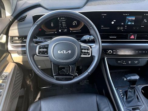 Used 2025 Kia Carnival image 6