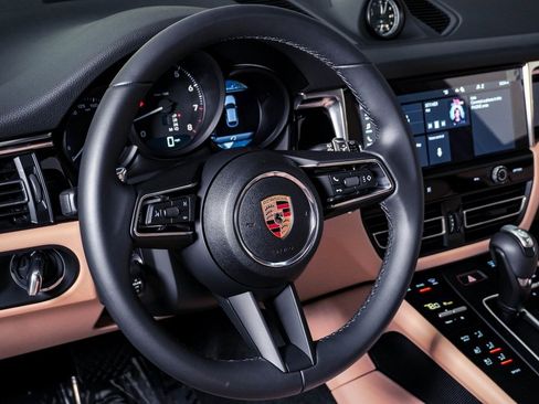 Certified 2025 Porsche Macan image 18