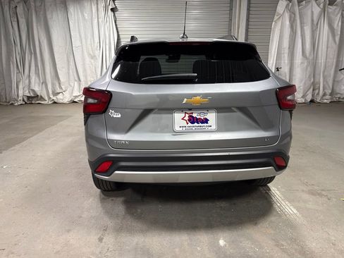 Used 2025 Chevrolet Trax LT w/ LT Convenience Package FWD image 31