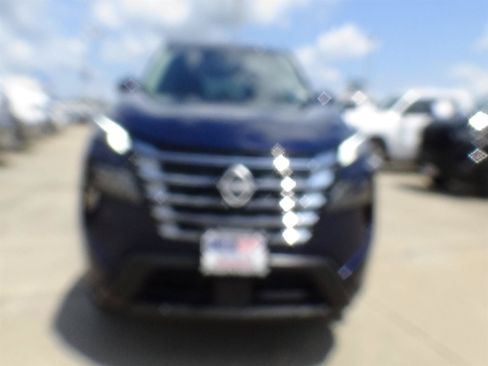 Used 2025 Nissan Rogue SV FWD image 3