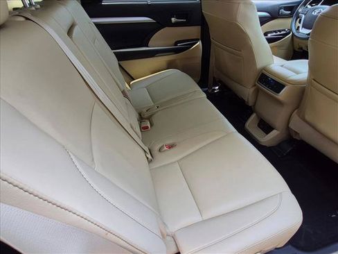 Used 2019 Toyota Highlander XLE AWD/4WD image 19