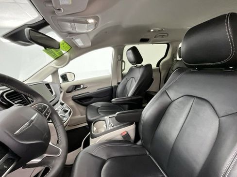 Used 2024 Chrysler Pacifica Touring-L image 6