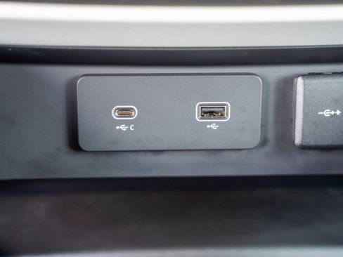 Used 2023 Land Rover Defender 110 S image 33