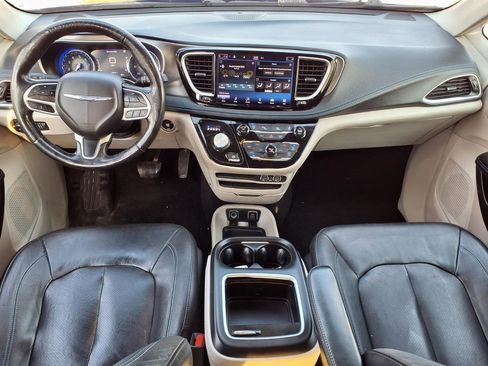 Used 2021 Chrysler Pacifica Touring-L image 15
