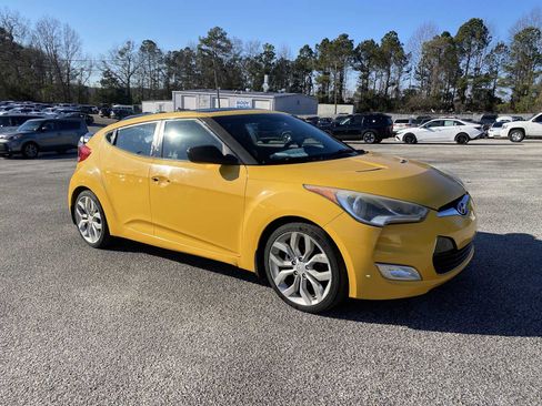 Used 2012 Hyundai Veloster w/ Style Pkg image 2