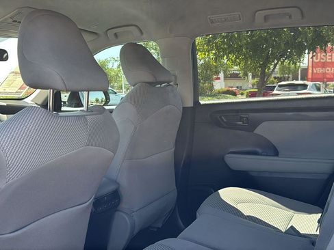 Used 2023 Toyota Highlander LE FWD image 30