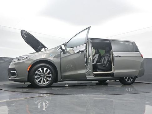 Used 2022 Chrysler Pacifica Touring-L image 51