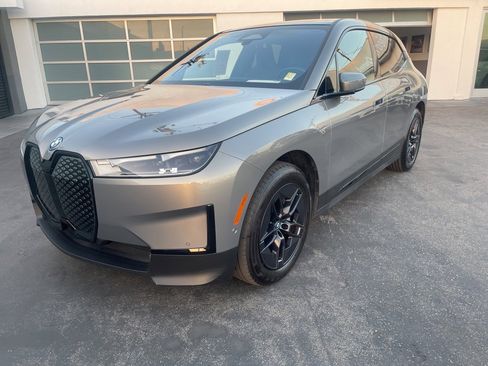 Used 2023 BMW iX xDrive50 image 3