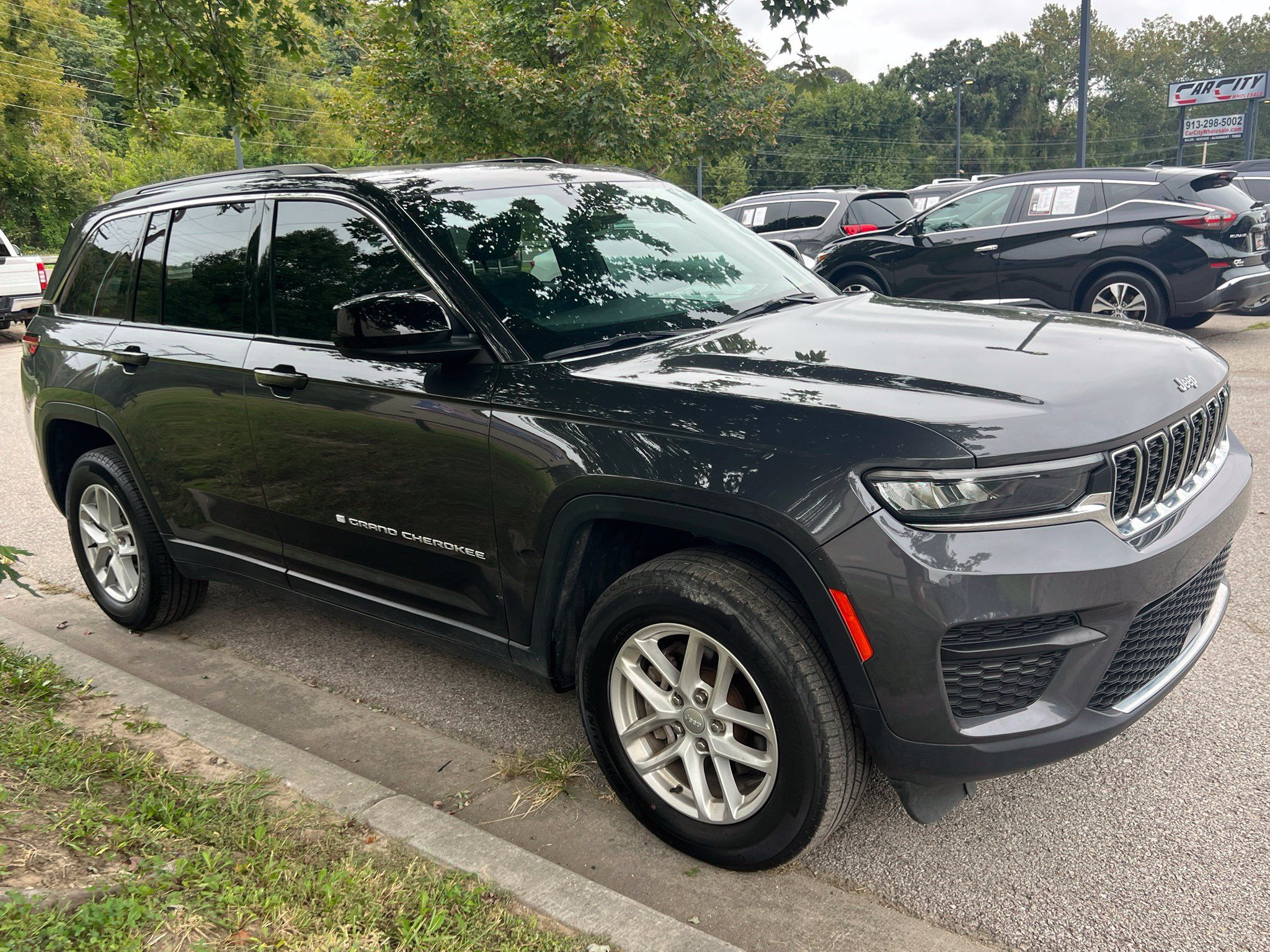 Used 2024 Jeep Grand Cherokee Laredo X AWD/4WD image 3
