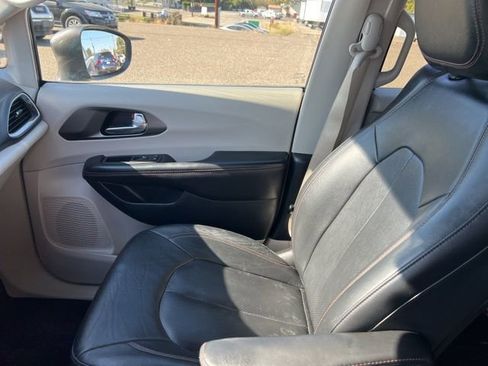 Used 2020 Chrysler Pacifica Touring-L image 10