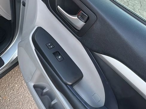 Used 2019 Toyota Highlander XLE image 24