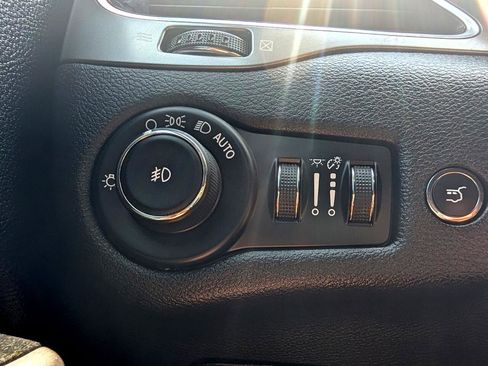 Used 2019 Jeep Cherokee Limited w/ Luxury Group image 17