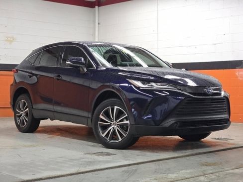 Used 2023 Toyota Venza LE image 2