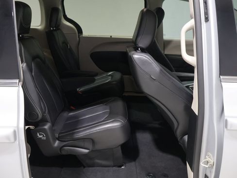 Used 2024 Chrysler Pacifica Touring-L FWD image 22