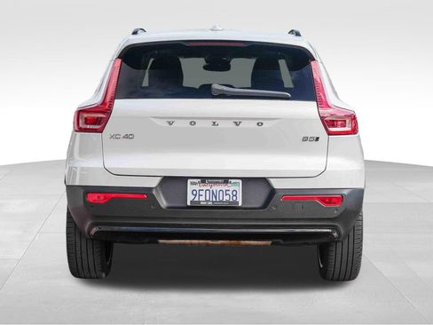 Used 2023 Volvo XC40 B5 Plus AWD/4WD image 8