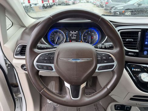 Used 2017 Chrysler Pacifica Touring-L FWD image 30
