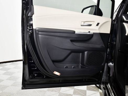 Certified 2025 Toyota Sienna Platinum image 18