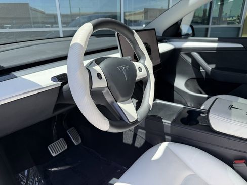 Used 2022 Tesla Model Y Long Range AWD/4WD image 34