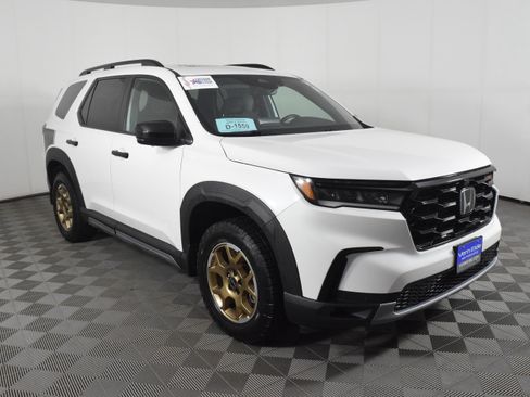 Used 2024 Honda Pilot TrailSport image 4