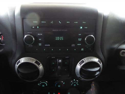 Used 2016 Jeep Wrangler Unlimited Sahara w/ Connectivity Group AWD/4WD image 14