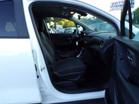 Used 2020 Chevrolet Trax LS w/ Fleet Convenience Package image 17