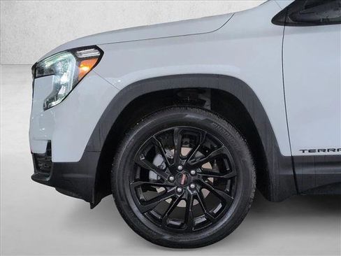 Used 2024 GMC Terrain SLT w/ Infotainment Package II AWD/4WD image 18
