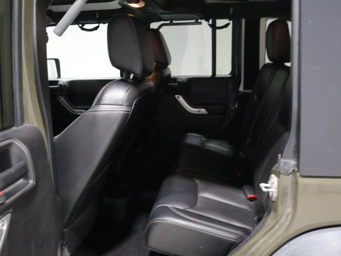 Used 2015 Jeep Wrangler Unlimited Rubicon w/ Max Tow Package AWD/4WD image 17